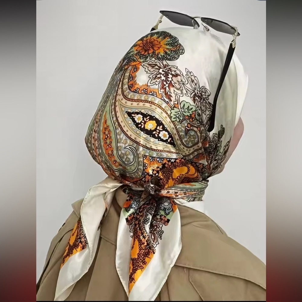 Elegant Paisley Scarf in Cream and Orange
35.433 inches x 35.433
0183 - Picture 2 of 3